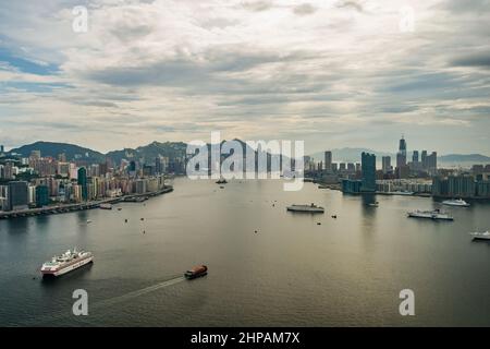 Luftaufnahme des Victoria Harbour mit North Point, Central und The Peak auf Hong Kong Island und Hung Hom und Tsim Sha Tsui, Kowloon, rechts, 2008 Stockfoto