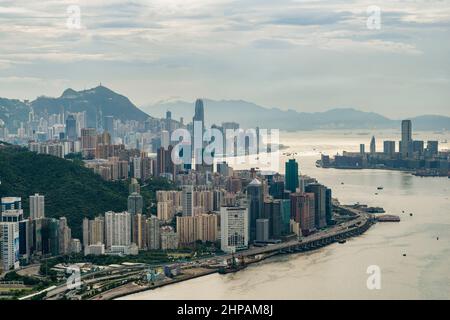 Luftaufnahme von North Point, mit Central und The Peak, Hong Kong Island, hinten, und Tsim Sha Tsui, Kowloon, über Victoria Harbour, 2008 Stockfoto