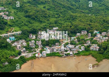 Luftaufnahme aus dem Helikopter mit Häusern entlang der Tai Mong Tsai Road, östlich der Stadt Sai Kung, Hongkong, 2008 Stockfoto