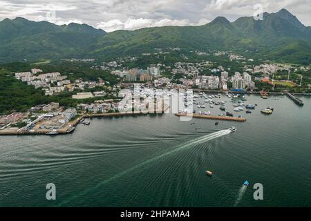 Luftaufnahme aus dem Hubschrauber, der die Stadt Sai Kung und den Taifunschutz unter dem Gipfel von Ma auf Shan, Hongkong, 2008 zeigt Stockfoto