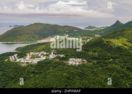 Luftaufnahme aus dem Hubschrauber, der Häuser auf der Halbinsel Clear Water Bay zeigt, mit Blick nach Süden auf den High Junk Peak und das Südchinesische Meer, Hongkong, 2008 Stockfoto