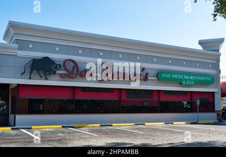 Houston, Texas USA 12-24-2021: Haupteingang von Don Ramon in Houston, Texas. Mexikanisches Restaurant und Parkplatz. Stockfoto