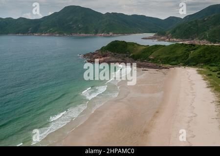 Luftaufnahme aus dem Hubschrauber mit dem Surfstrand Tai Wan, Sai Kung East Country Park, Hongkong Stockfoto