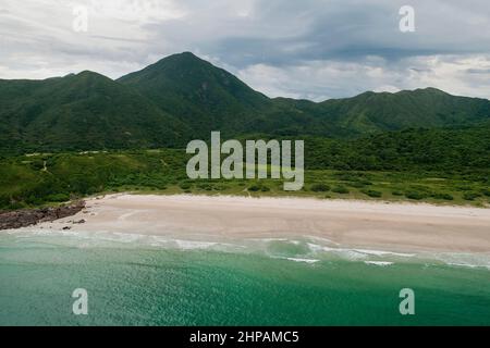 Luftaufnahme aus dem Hubschrauber mit dem Surfstrand Tai Wan, Sai Kung East Country Park, Hongkong Stockfoto