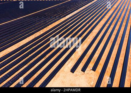 Kaputtes Bergkraftwerk aus Solarpaneelen auf einem Stromerzeugungspfarm - Luftaufnahme von oben nach unten. Stockfoto