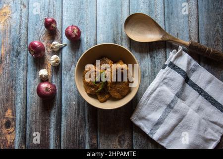 Beliebte Bengali nicht vegetarische Gericht Fisch kalia oder Masala in einer Schüssel serviert. Stockfoto