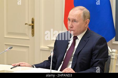 Moskau, Russland. 19th. Februar 2022. Der russische Präsident Wladimir Putin beobachtet die Übungen der militärischen strategischen Abschreckungskräfte Russlands und Weißrussland zusammen mit dem belarussischen Präsidenten Alexander Lukaschenko aus dem Situationsraum im Kreml am 19. Februar 2022 in Moskau, Russland. Quelle: Alexei Nikolsky/Kremlin Pool/Alamy Live News Stockfoto