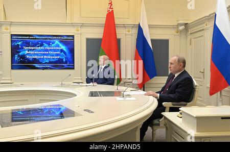 Moskau, Russland. 19th. Februar 2022. Der russische Präsident Wladimir Putin und der belarussische Präsident Alexander Lukaschenko, links, beobachten aus dem Situationsraum im Kreml am 19. Februar 2022 in Moskau, Russland, die Übungen der militärischen strategischen Abschreckungskräfte Russlands und Weißrussland. Quelle: Alexei Nikolsky/Kremlin Pool/Alamy Live News Stockfoto