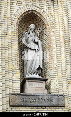 Lingen, Niedersachsen, Deutschland - Feb 8 2022 - Statue des hl. Bonifatius in der Wand des „neuen“ Bonifatius-Krankenhauses in Lingen aus dem Jahr 1891. Stockfoto