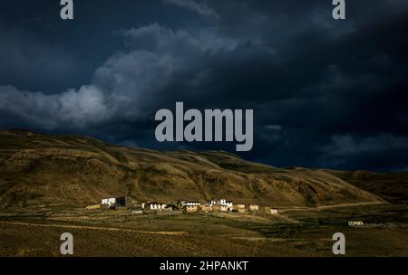 Gewitterwolken über dem Dorf kibber, Spiti Valley, Himachal Pradesh, Indien Stockfoto