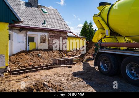 Gießen von Zement während für den Bau aus Beton Mischer LKW-Auto Stockfoto