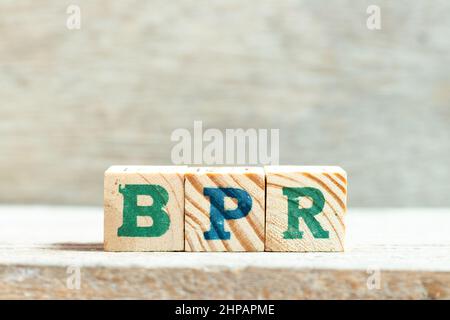 Buchstabenblock im Wort BPR (Abkürzung für Business Process Reengineering oder Batch Processing Record) auf Holzhintergrund Stockfoto