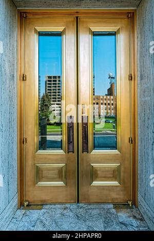 Reflexionen in den Fenstern der Haupttüren des State Capitol in Boise, Idaho, USA Stockfoto