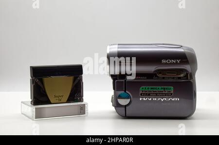 Bologna - Italien - 20. Februar 2022: Sony Handycam DCR-HC90E mit Mini-DV-Kassette. Vintage-Technologie isoliert auf weißem Hintergrund Stockfoto
