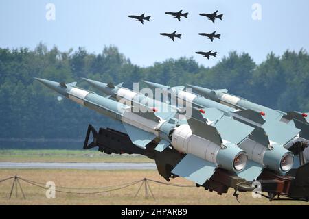 Radom, Mazowieckie, Polen - 23th. August 2015: Flugabwehr-Kreuzfahrten auf einer Trägerrakete, fliegende Kampfflugzeuge Stockfoto