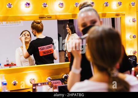 Rust, Deutschland. 19th. Februar 2022. Sophie Breuer (l), eine Teilnehmerin des Miss Germany-Wettbewerbs, sitzt hinter der Bühne und lässt sich gut einarbeiten. 160 Teilnehmer wurden im September zur sogenannten 'Live Experience' nach Hamburg eingeladen. Gleichzeitig bedeutet diese Änderung, dass es nicht wie üblich 16 Finalisten im Finale geben wird, sondern dass es eine Top 10 geben wird, aus der die neue Miss Deutschland im heutigen Finale ausgewählt wird. Quelle: Philipp von Ditfurth/dpa/Alamy Live News Stockfoto