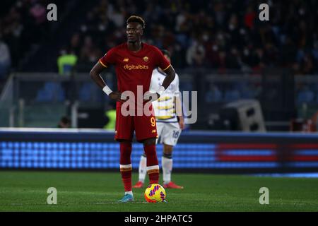 Rom, Italien. 19th. Februar 2022. Tammy Abraham (Roma) während des Serie-A-Spiels zwischen AS Roma und dem FC Hellas Verona im Stadio Olimpico am 19 2022. Februar in Rom, Italien. (Foto von Lev Radin/Pacific Press) Quelle: Pacific Press Media Production Corp./Alamy Live News Stockfoto