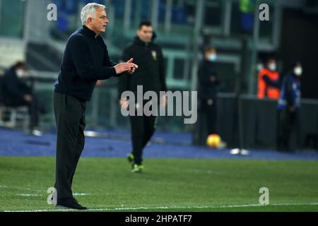 Rom, Italien. 19th. Februar 2022. Jose Mourinho (Roma) reagiert während des Serie-A-Spiels zwischen AS Roma und dem FC Hellas Verona am 19 2022. Februar im Stadio Olimpico in Rom, Italien. (Foto von Lev Radin/Pacific Press) Quelle: Pacific Press Media Production Corp./Alamy Live News Stockfoto