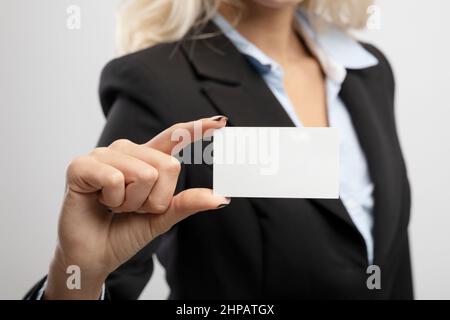 Modell der Visitenkarte. Geschäftsfrau mit leerer Karte für Kunden oder Geschäftspartner, selektiver Fokus auf leerer Karte Stockfoto