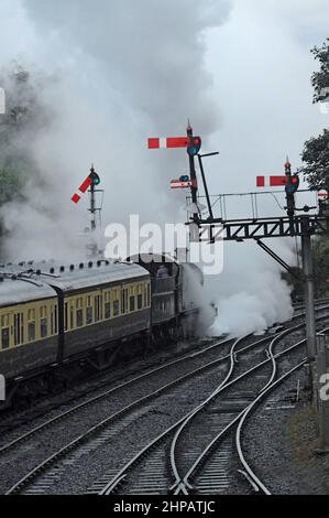 Ex GWR Dampflok 2857 mit Abfahrt von Bridgnorth Engine Shed, Severn Valley Railway Stockfoto