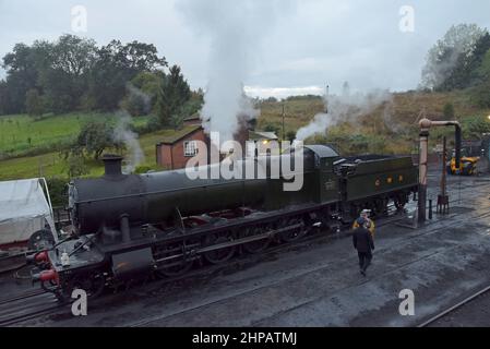 Zugfahrer und Crew führen am frühen Morgen Kontrollen an der Ex GWR-Dampflok 2857 im Bridgnorth-Motorschuppen der Severn Valley Railway durch Stockfoto