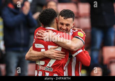 Morgan Gibbs-White #27 von Sheffield United punktet mit Jack Robinson #19 von Sheffield United um 1-0 Punkte Stockfoto