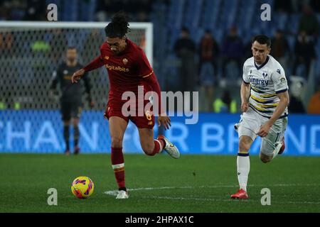 Rom, Italien. 19th. Februar 2022. Chris Smalling (Roma) in Aktion während der Serie Ein Spiel zwischen AS Roma und dem FC Hellas Verona im Stadio Olimpico am 19 2022. Februar in Rom, Italien. (Bild: © Giuseppe Fama/Pacific Press via ZUMA Press Wire) Stockfoto