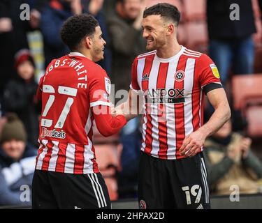 Sheffield, Großbritannien. 20th. Februar 2022. Morgan Gibbs-White #27 von Sheffield United punktet am 2/20/2022 mit Jack Robinson #19 von Sheffield United in Sheffield, Großbritannien, um es 1-0 zu erreichen. (Foto von Mark Cosgrove/News Images/Sipa USA) Quelle: SIPA USA/Alamy Live News Stockfoto