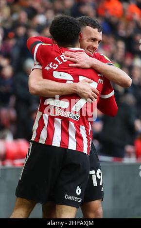 Sheffield, England, 19th. Februar 2022. Jack Robinson von Sheffield Utd feiert mit Torschütze Morgan Gibbs-White von Sheffield Utd, nachdem er das erste Tor beim Sky Bet Championship-Spiel in der Bramall Lane, Sheffield, erzielt hat. Bildnachweis sollte lauten: Simon Bellis / Sportimage Stockfoto