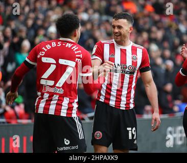 Sheffield, England, 19th. Februar 2022. Jack Robinson von Sheffield Utd feiert mit Torschütze Morgan Gibbs-White von Sheffield Utd, nachdem er das erste Tor beim Sky Bet Championship-Spiel in der Bramall Lane, Sheffield, erzielt hat. Bildnachweis sollte lauten: Simon Bellis / Sportimage Stockfoto