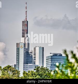 Blick auf einen hohen Turm in einem städtischen Gebiet Stockfoto