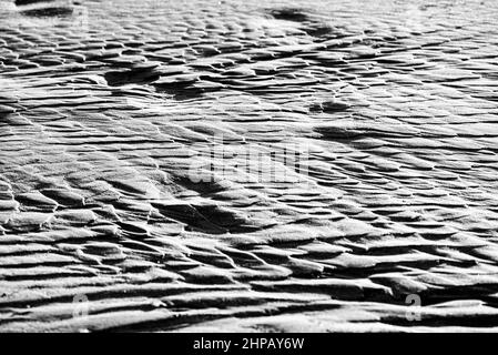 Szenische Ansicht einer Düne mit der Oberfläche, in Graustufen aufgenommen Stockfoto