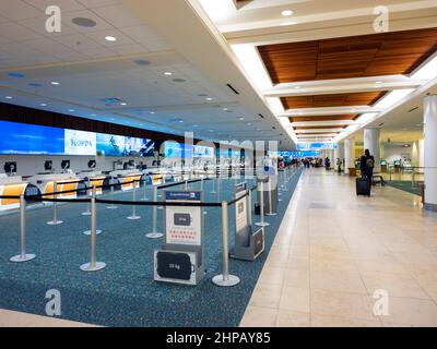 Orlando, Florida - 9. Februar 2022: Ultra Wide View of Terminal B Check-in Counters Hall Inside Orlando International Airport (MCO). Stockfoto