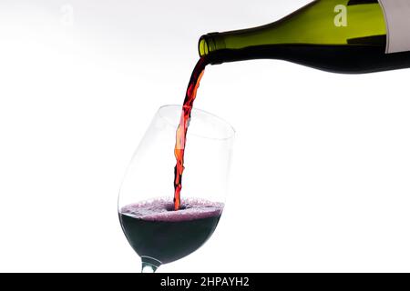Glas, das Wein aus einer Flasche serviert Stockfoto