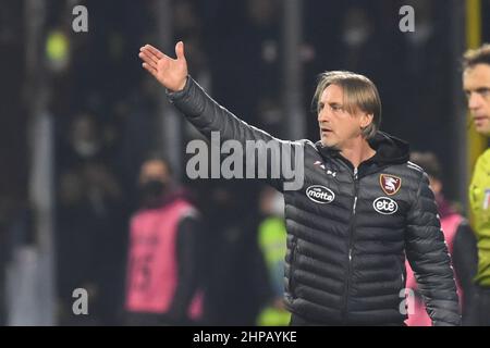 Salerno, Italien. 19th. Februar 2022. Davide Nicola Coch ( US Salernitana 1919 ) gestikuliert die Serie A zwischen den USA. Salernitana 1919 - AC Mailand und im Stadio Arechi Endpartitur: (Foto: Agostino Gemito/Pacific Press) Quelle: Pacific Press Media Production Corp./Alamy Live News Stockfoto