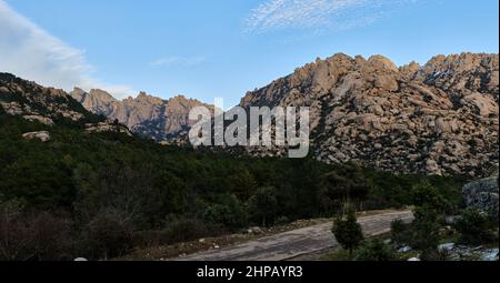 Panoramablick auf die Felsformationen von La Pedriza. Peak Sirio, Sierra de Guadarrama, Madrid Stockfoto