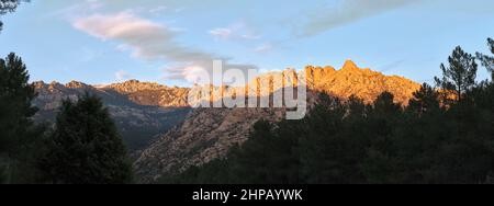 Panoramablick auf die Felsformationen von La Pedriza. El Yelmo, Sierra de Guadarrama, Madrid Stockfoto