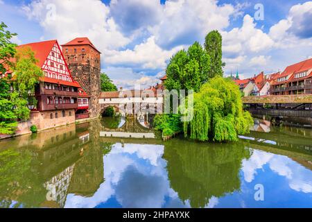 Nürnberg, Deutschland. Das Weinlager (Weinstadel) und die Hängebrücke (Henkersteg) Stockfoto