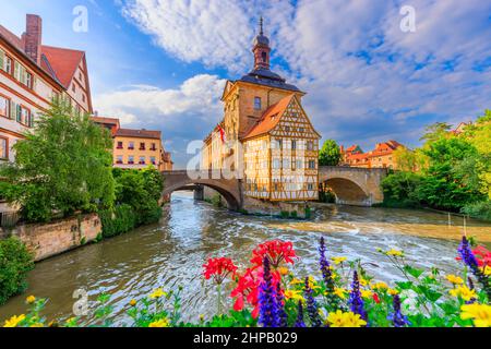 Bamberg, Deutschland. Bamberger Rathaus mit zwei Brücken über die Regnitz. Oberfranken, Bayern. Stockfoto