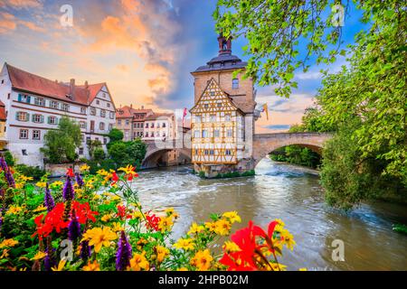 Bamberg, Deutschland. Bamberger Rathaus mit zwei Brücken über die Regnitz. Oberfranken, Bayern. Stockfoto