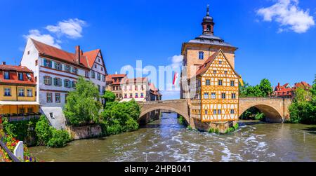 Bamberg, Deutschland. Bamberger Rathaus mit zwei Brücken über die Regnitz. Oberfranken, Bayern. Stockfoto