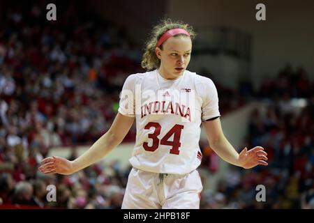 Bloomington, Usa. 19th. Februar 2022. Die Indiana Hoosiers-Wache Grace Berger (34) spielt gegen Iowa während eines NCAA-Basketballspiels für Frauen in Bloomington, Ind. Die Iowa Hawkeys schlagen die Indiana University Hoosiers 96-91. Kredit: SOPA Images Limited/Alamy Live Nachrichten Stockfoto