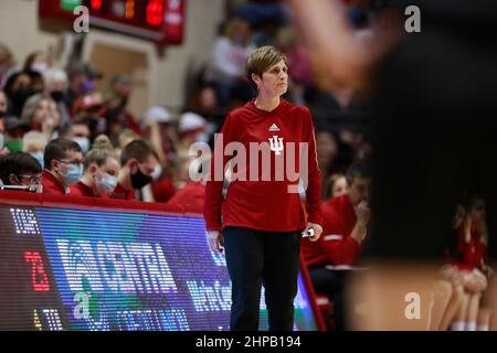 Bloomington, Usa. 19th. Februar 2022. Teri Moren, Trainerin der Indiana University, trainiert während eines NCAA-Basketballspiels für Frauen in Bloomington, Ind., gegen Iowa Hawkeyes und gegen die Indiana University Hoosiers 96-91. Kredit: SOPA Images Limited/Alamy Live Nachrichten Stockfoto