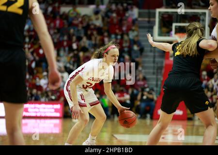 Bloomington, Usa. 19th. Februar 2022. Die Indiana Hoosiers-Wache Grace Berger (34) spielt gegen Iowa während eines NCAA-Basketballspiels für Frauen in Bloomington, Ind. Die Iowa Hawkeys schlagen die Indiana University Hoosiers 96-91. Kredit: SOPA Images Limited/Alamy Live Nachrichten Stockfoto