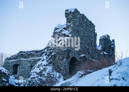 Ruinen der alten Festung mit Schnee bedeckt gegen klaren Himmel Stockfoto