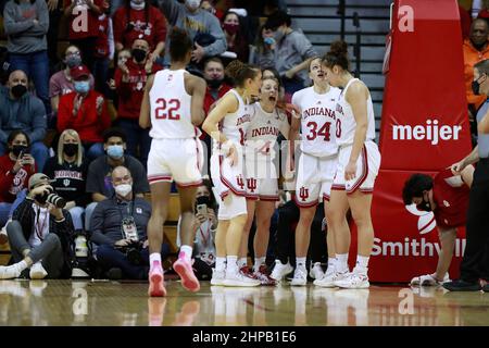 Bloomington, Usa. 19th. Februar 2022. Spieler der Indiana University huddeln während eines NCAA-Basketballspiels für Frauen gegen Iowa in Bloomington, Ind. Die Iowa Hawkeys schlagen die Indiana University Hoosiers 96-91. Kredit: SOPA Images Limited/Alamy Live Nachrichten Stockfoto