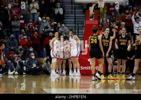 Bloomington, Usa. 19th. Februar 2022. Die Indiana University huddles während eines NCAA-Basketballspiels für Frauen gegen Iowa in Bloomington, Ind. Die Iowa Hawkeys schlugen die Indiana University Hoosiers 96-91. Kredit: SOPA Images Limited/Alamy Live Nachrichten Stockfoto