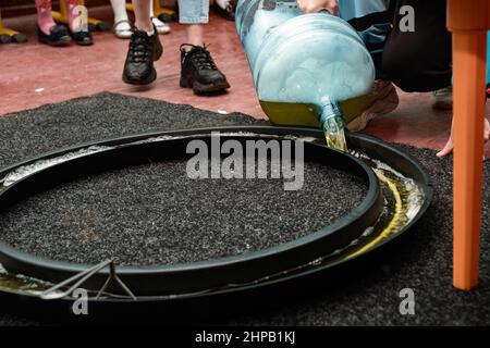 Form und Seifenlösung für Blasen, der Prozess der Herstellung von Seifenblasen und eine Show für Kinder, eine große runde Form für Blasen, eine animierte Show. Stockfoto