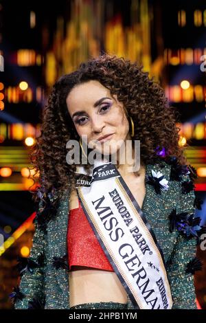 Rust, Deutschland. 19th. Februar 2022. Domitila Barros freut sich über die Wahl zur 'Miss Deutschland'. Elf Kandidaten traten im Finale im Europa-Park um den Titel „Miss Deutschland“ an. Quelle: Philipp von Ditfurth/dpa/Alamy Live News Stockfoto