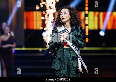 Rust, Deutschland. 19th. Februar 2022. Domitila Barros freut sich über die Wahl zur 'Miss Deutschland'. Elf Kandidaten traten im Finale im Europa-Park um den Titel „Miss Deutschland“ an. Quelle: Philipp von Ditfurth/dpa/Alamy Live News Stockfoto